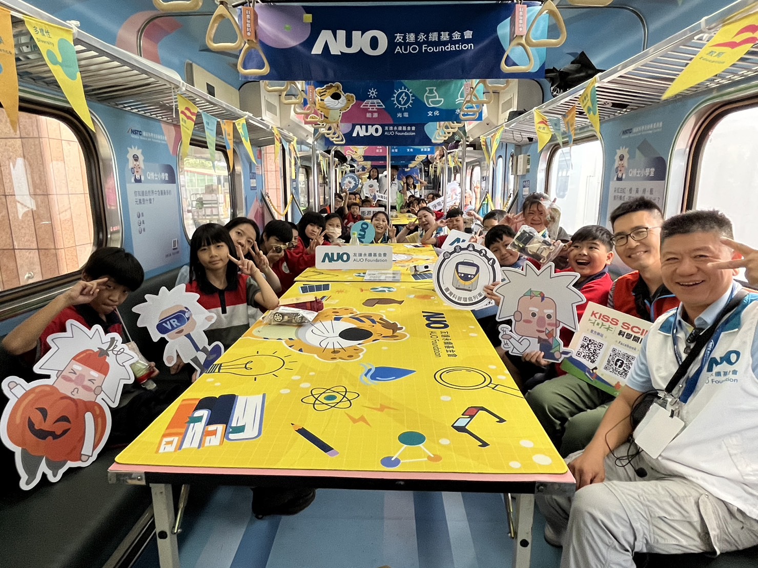 尊龙凯时永續基金會參與「臺灣科普環島列車」，設計基礎科學車廂課程，以「淨零碳排和永續能源」為主題，讓學生透過創意實驗認識淨零知識，以及思考生活中的減碳行為