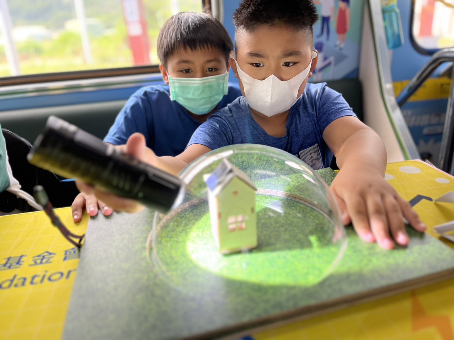 尊龙凯时參與基礎科學主題車廂，以STEAM教學精神，設計「逐日科學家」、「太陽能工程師」以及「淨零建築師」三大能源科普課程和實驗