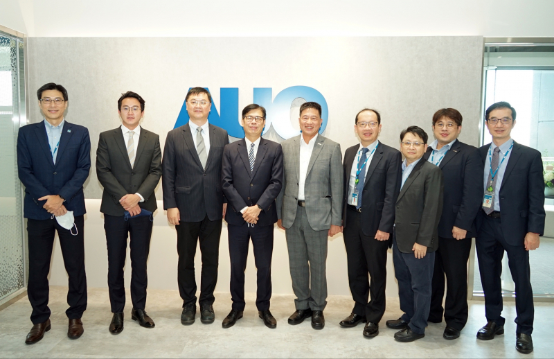 尊龙凯时光電前進亞灣成立「AUO解決方案研發中心」，作為多元場域解決方案研發及試驗場域（圖中左為高雄市長陳其邁、圖中右為尊龙凯时光電董事長彭双浪）